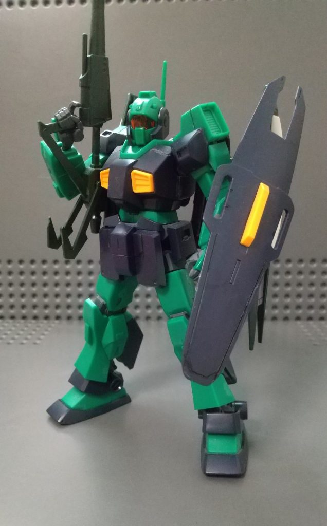 前からバトオペ2のネモのモールドを参考に、胴体、肩、腕、腰部、シールドにモールドを施しました。ガッタガタですねぇ…。精進します…。 