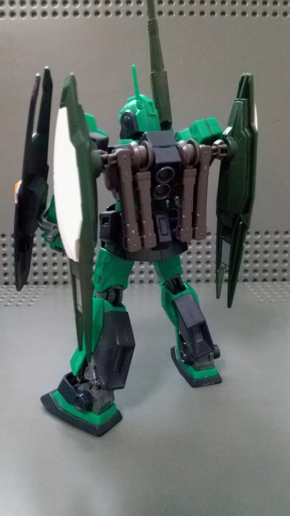 背面からシールドブースター…レギンレイズジュリアの物についているアームはガンダムキマリスヴィダールの物を使いました。