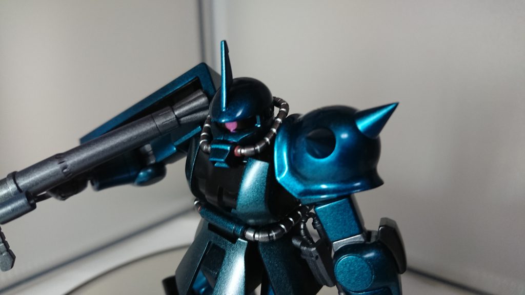 バズーカを持ったまま敵を睨んでいるイメージ