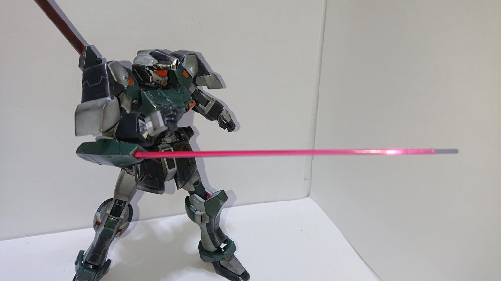 右腕・これはエイジ3のアームガードのギミックをそのまま生かしたビームサーベルですね。