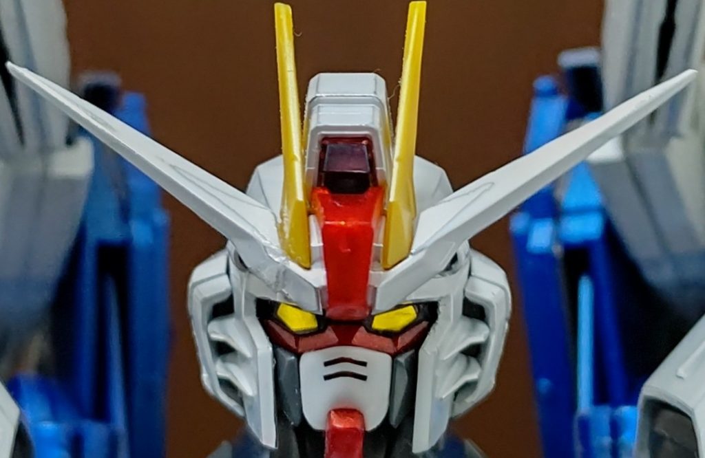 現在の頭部。メタルビルドのフリーダムCOMCEPT2の頭部の造形を参考にして出来るだけ近づけるように色々削ったりカットしたりしました。結果としてメタルビルドほどの造形には程遠い感じですが自分の中のフリーダムにはかなり近づけたと思います。スペシャルコーティングverということで削った痕跡が残ったり、ブレードアンテナが折れてしまい接着したものの痕跡がハッキリ目立ったりしてますがいずれは塗装して目立たなくなるようにしていくため一先ずこれで放置してます