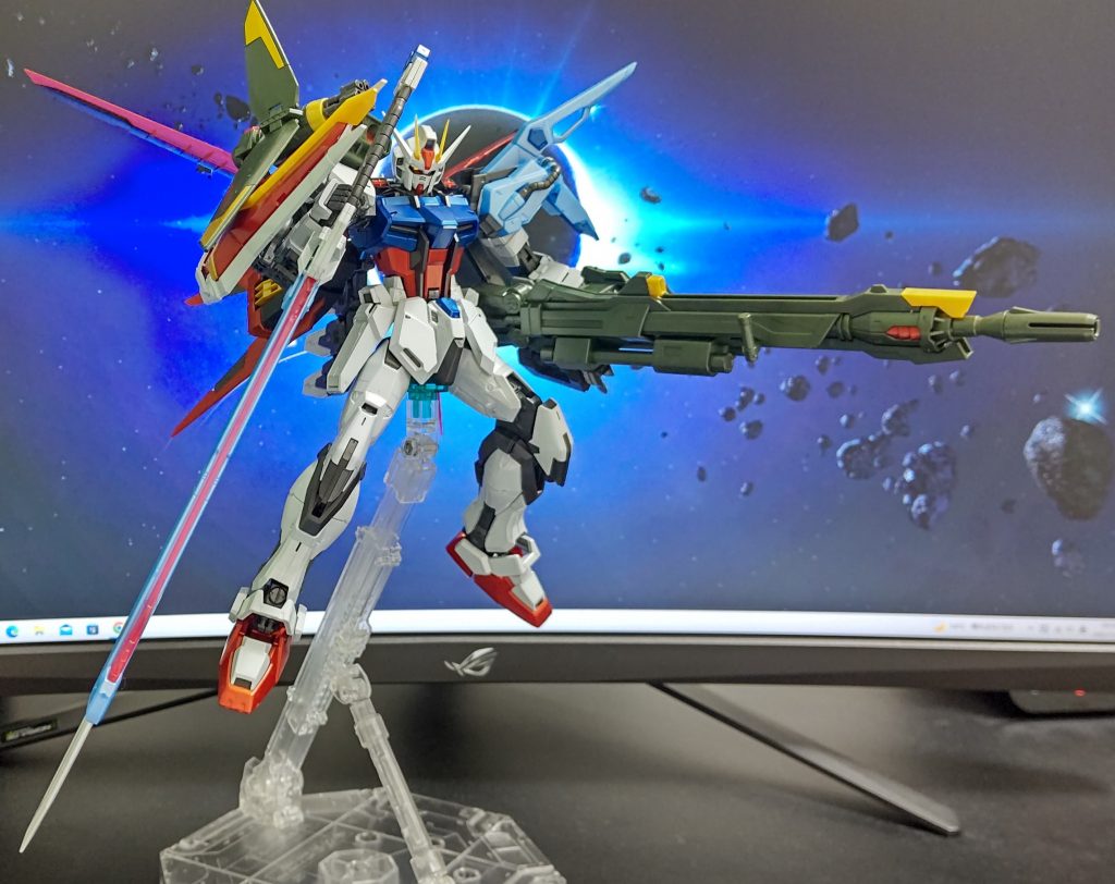 何故かソードストライクの画像が無かったためパーフェクトストライクでシュベルトゲベールを強くアピールやっぱパーフェクトストライクのゴツ盛りロマンはたまらないです買えるかわからないけどMGEXストフリも買えたら購入してストライク、フリーダムと一緒に飾ってみたいです