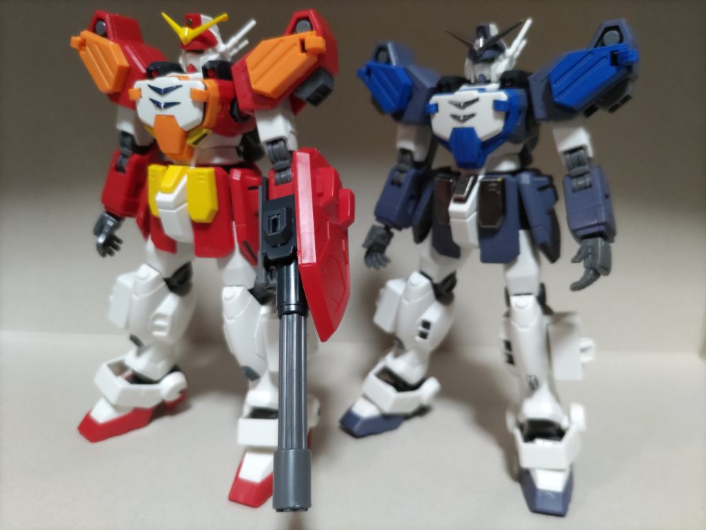 通常のヘビーアームズとの比較、赤をメカグレー、オレンジをブルー、アンテナなどの部品をヘビーガンメタリックに塗り替えました。