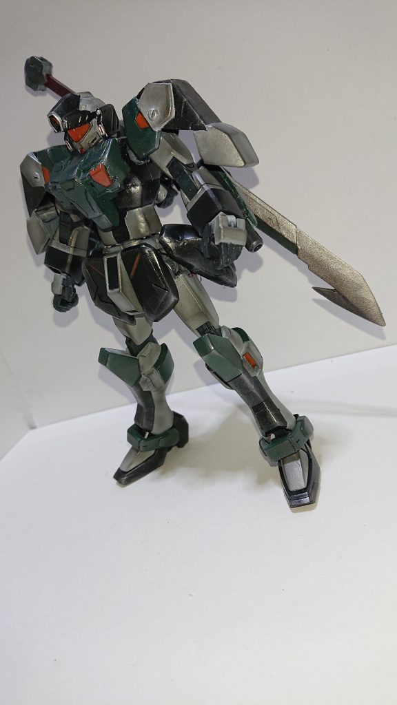 ミキシング使用キットジムコマンド(宇宙仕様)ケルディム・サーガアデルインフィニットジャスティスガンダムストライク・ノワール(一部使用)ダガーL(一部使用)ガンダムエイジ3ノーマル(一部使用)ガンダムサンドロック(旧キット)(一部使用)武器類は後述しますね・頭部はジムコマンドを基礎に、ケルディム・サーガのメインカメラ部分をプラ板で成形しパテで無理やり接着。横顔のパーツはダガーLのものを接着。・肩アーマーはケルディム・サーガのものを基礎にプラ板で箱組みして、先端は地味に旧キットのガンダムサンドロックのものをつないでいます。 
