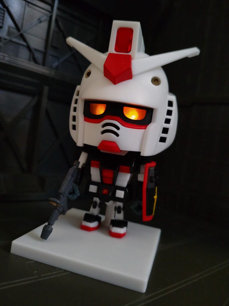 目が光ります。