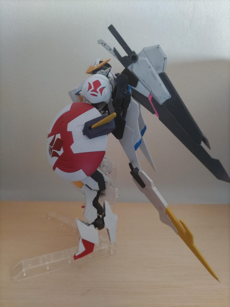 頭は第4形態胴体はルプスレクス、腰がルプスのものにサイドアーマーがルプスレクス。脚はルプスで太ももの装甲が第4形態より。足首は第6形態から拝借。