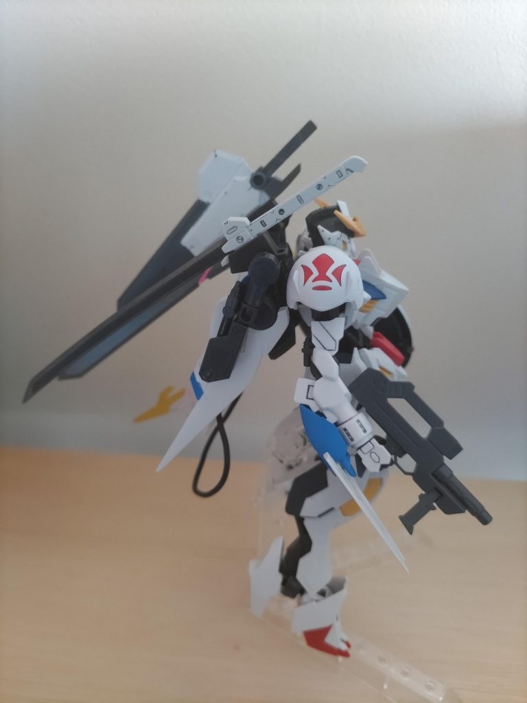 肩はルプスより。鉄華団マークはやはり赤がカッコイイ!右腕は第3形態の左腕をそのまま使用左腕は第4形態です。拙い作品ですが閲覧ありがとうございました。