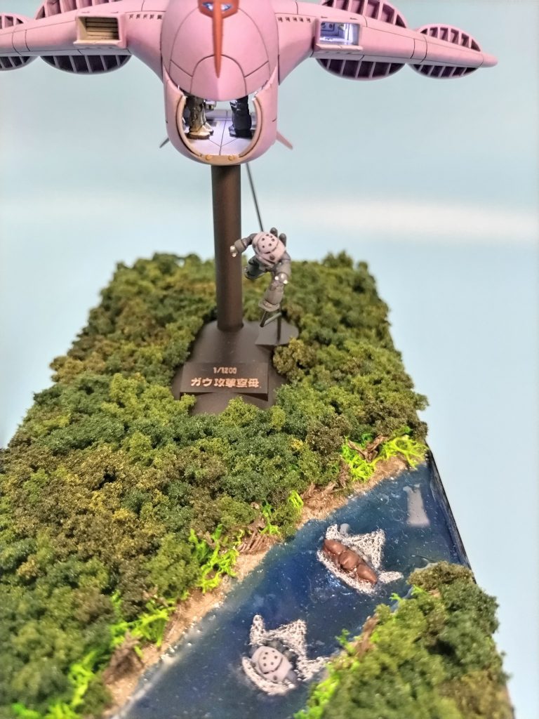 胴体格納庫と向かって右の戦闘機格納庫は内部をそれらしく作りLEDを仕込みました。ゴックはスクラッチで作ってみました。