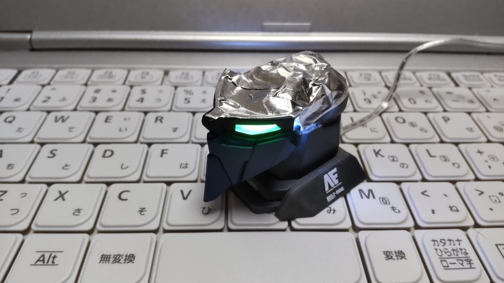 ライトはダイソーのUSBイルミネーションライトを使ってダイソーのエポキシパテで位置決めて固定、周りをアルミホイルに両面テープで囲い遮光しました。目を光らせるだけならダイソーで220円で揃えられるのでお手軽に遊べますね。