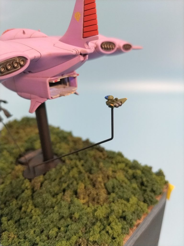 後方からはドップが着艦しようとしてます。翼から離陸後、帰還ガウ胴体内に着艦した後両側のエレベーターで翼内格納庫に移動後、補給し再度出撃するという設定のつもりで作りました。