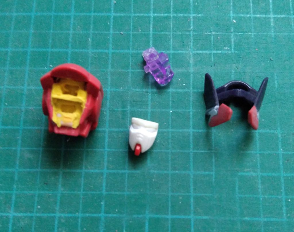 ガンダムフェイスは、ジャンクのアレックスの物を使用。頬当て?は付属の余りパーツのジンクスの物を移植しました。