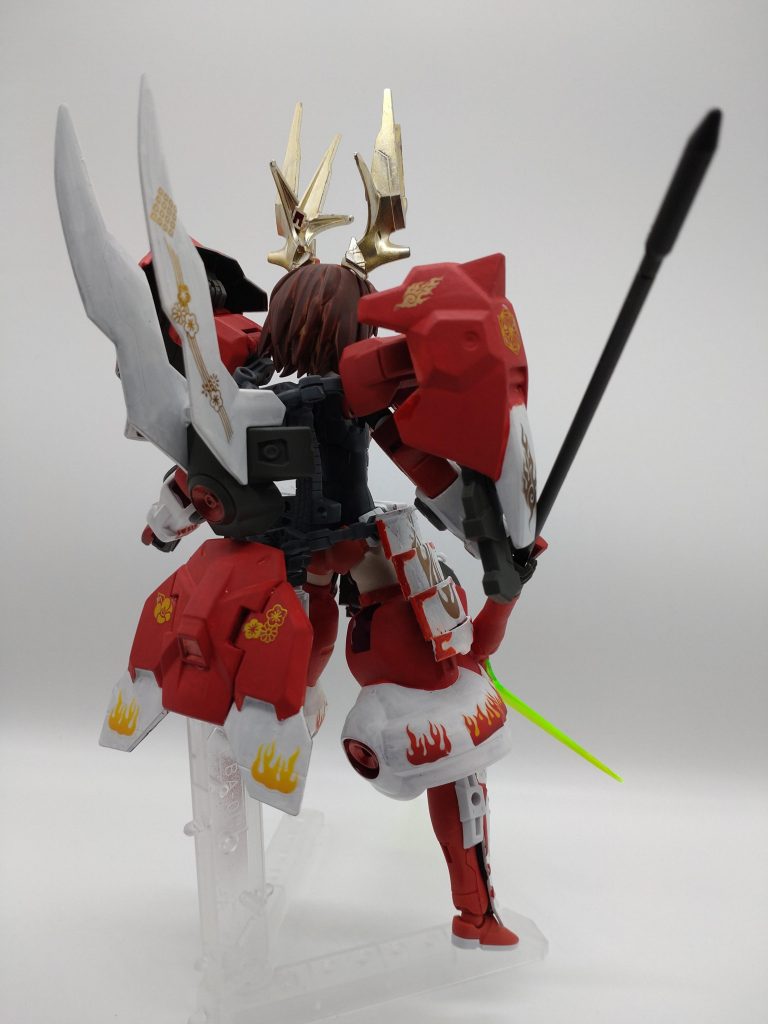 背面です。背中のパーツはノボリに見えたので、白で塗装してネイルシールで飾りました。