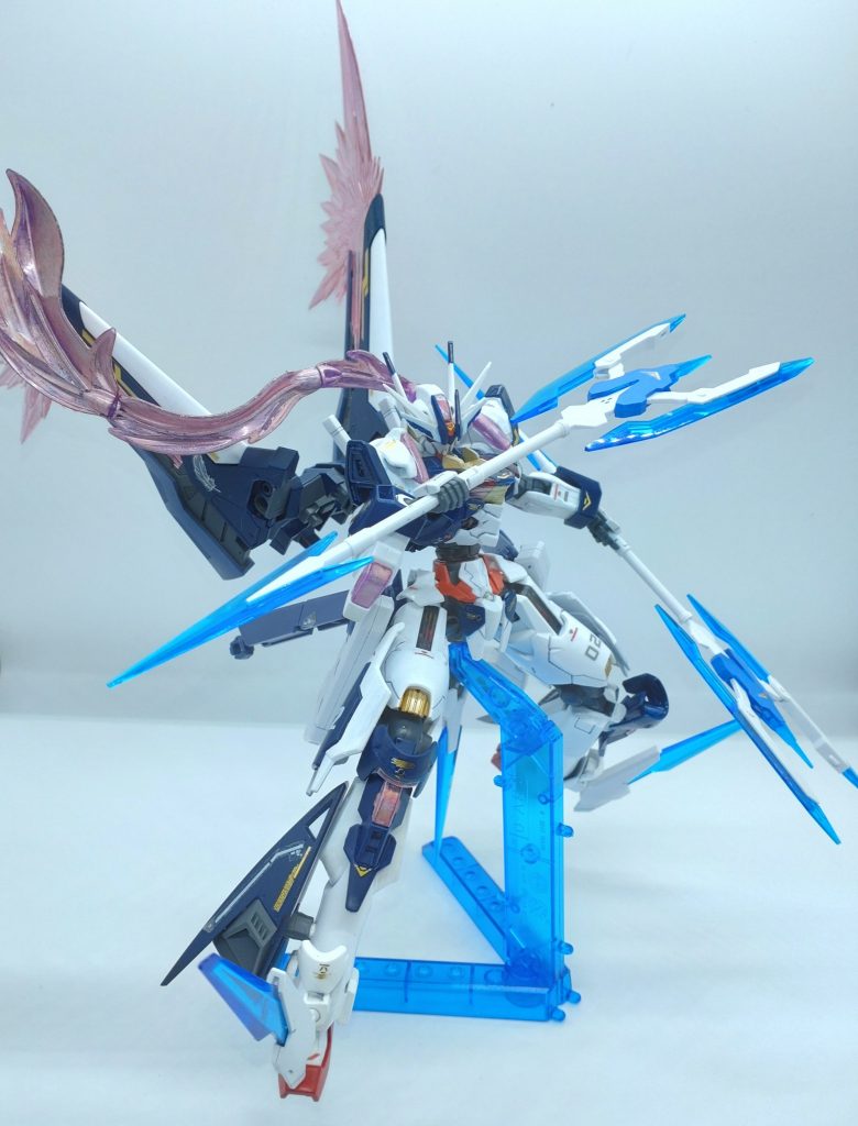 ポージングです。ディナイアルガンダムの可動性が良いので、大きな翼や髪があっても動かしやすいです。