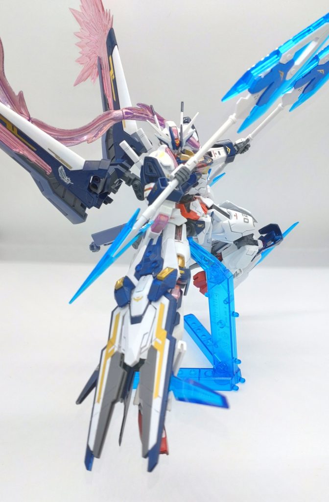 ポージングその2です。シールドは分離せず脚にマルっと装着。何故かミオリネは足技が必殺技なイメージ持ってます。