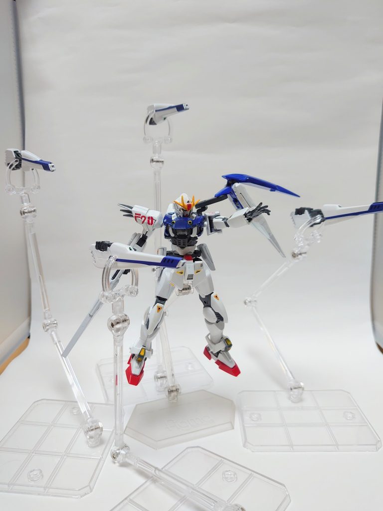 【GNヴェスバーファンネル】本機最大の特徴ヴェスバーをそのままファンネルとして扱う事で可変速式のビームをオールレンジで浴びせる事ができるバインダーからエネルギー供給を行うのが基本だが、周囲の粒子を吸収し稼働する事も可能となっている