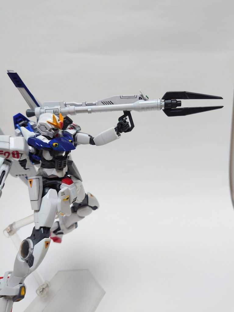 【GNランチャー】Eパック方式を採用これにより戦闘への即時対応が可能になっているパルス状の弾を撃つことも、極太の照射ビームを放つ事も可能戦闘に応じた柔軟な取り回しを実現している