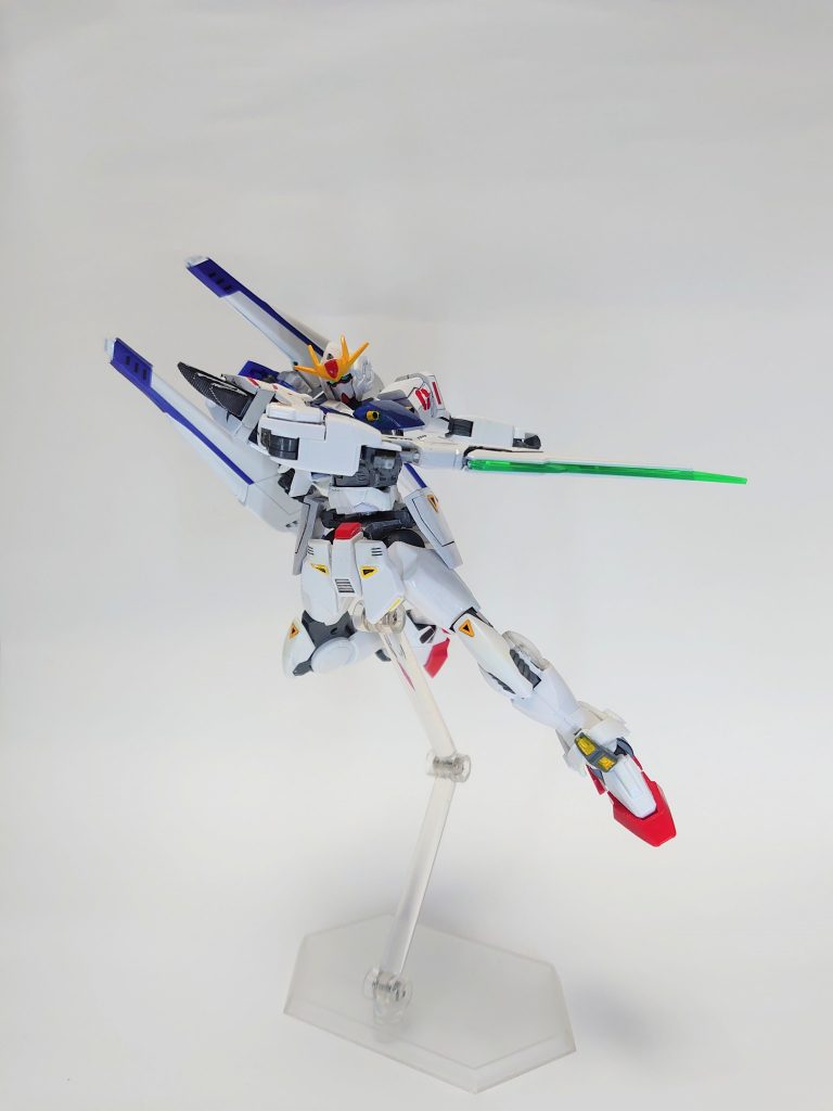 ビーム刃を展開し近接格闘に対応する事も可能