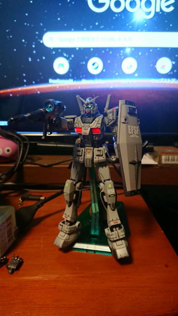 目と胸と額とバーニアが発光します。