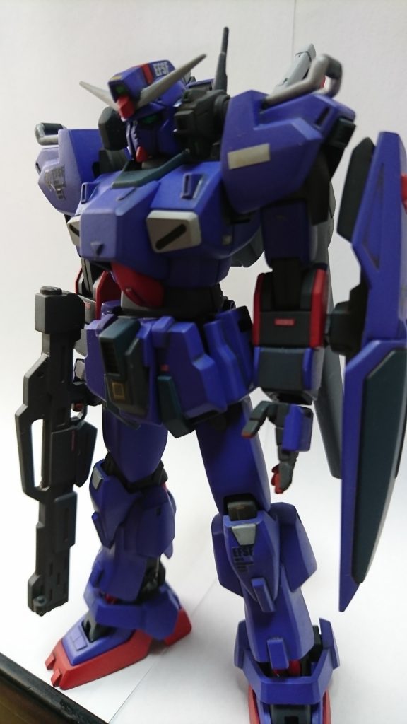 頭部が旧F90、腕がSガン、ライフルは旧サザビー。プラ板色々貼ってます。