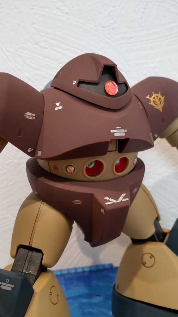 過去キャンペーンの箔押しデカールで。シンプルな機体なので派手目のアクセントに使用しました。