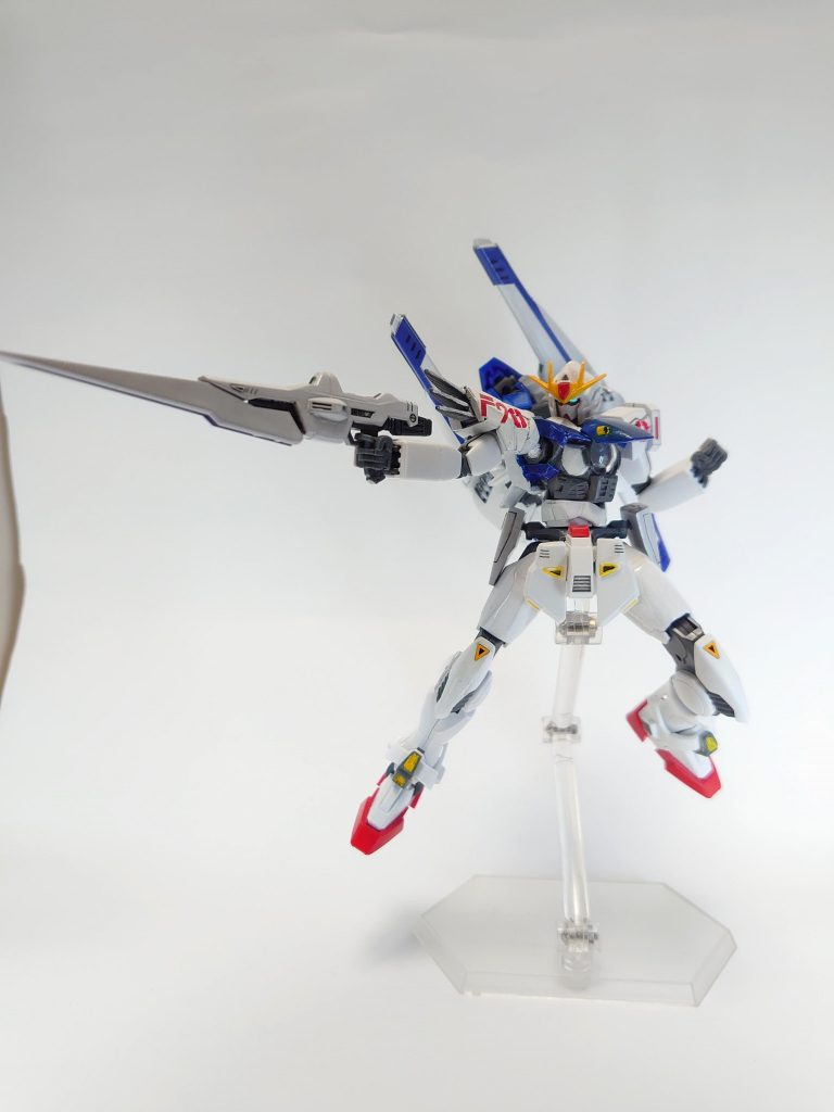 【ビームライフル】ツインドライヴから放たれる膨大な粒子を先端へ直接収束させ、ビームを放つビームの収束はコンピュータによって制御され、様々なビームを自在に放つ事ができる