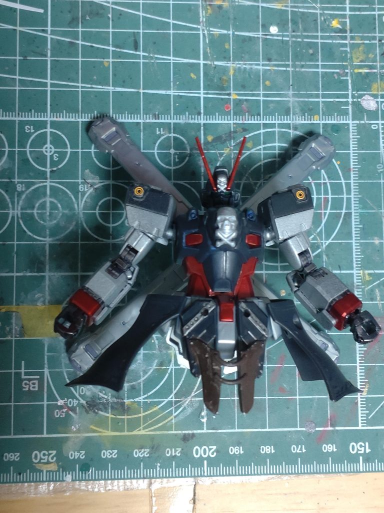 ボディは、余っていたシャイニングガンダム使ってます。クロスボーンのボディ小さかったので…思い付きですが💦肩は、ポリキャップ間違えて接着してしまい…動かなかくなったので、最終的に、Ｖ2ガンダムの肩を使いました（泣）