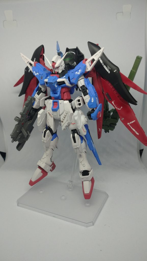 オラ設定機体名  DD(ダブルディー)ガンダムDDとはデュアルデスティニーの略で各武装に2つの機能かあるのでデュアルと名付けられ、長い名前になるので略称で呼ばれている。スタイルは変更せず武装の強化と追加装甲のみで製作されたガンプラ。元は格闘よりの武装が多くある機体だか、射撃戦も想定しドラグーン装備やライフルなどの強化がされている。全武装を使うことでフルバーストをすることも可能になっている。