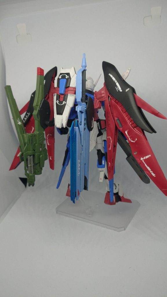 特徴的な武装は二種とも改造してあります。元のシールドも背中に装備しています。