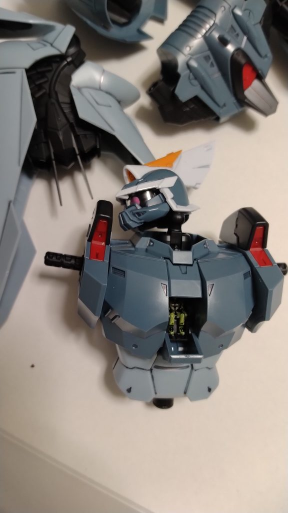 成型色だけで、劇中のカラーリングを再現できるのが凄い。ハセガワのリガードは色が違っていたからなぁ。