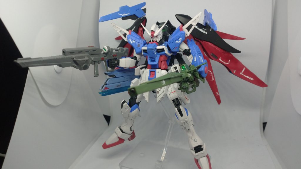 全砲門展開のフルバーストです。腰のブースターはドラグーンになります。アロンダイトDも格納状態でもビーム砲を前に向けることができます。(画像のドラグーンは両面テープでくっつけてます)ドラグーンはルブリスのバックパックを改造してサイドアーマーにしています。