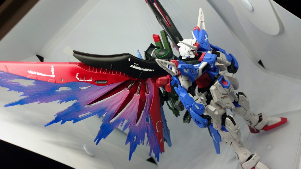 デスティニーに代名詞光の翼です。白、ピンク、青でグラデ塗装しています。 クリアーパーツの塗装は難しいですねw