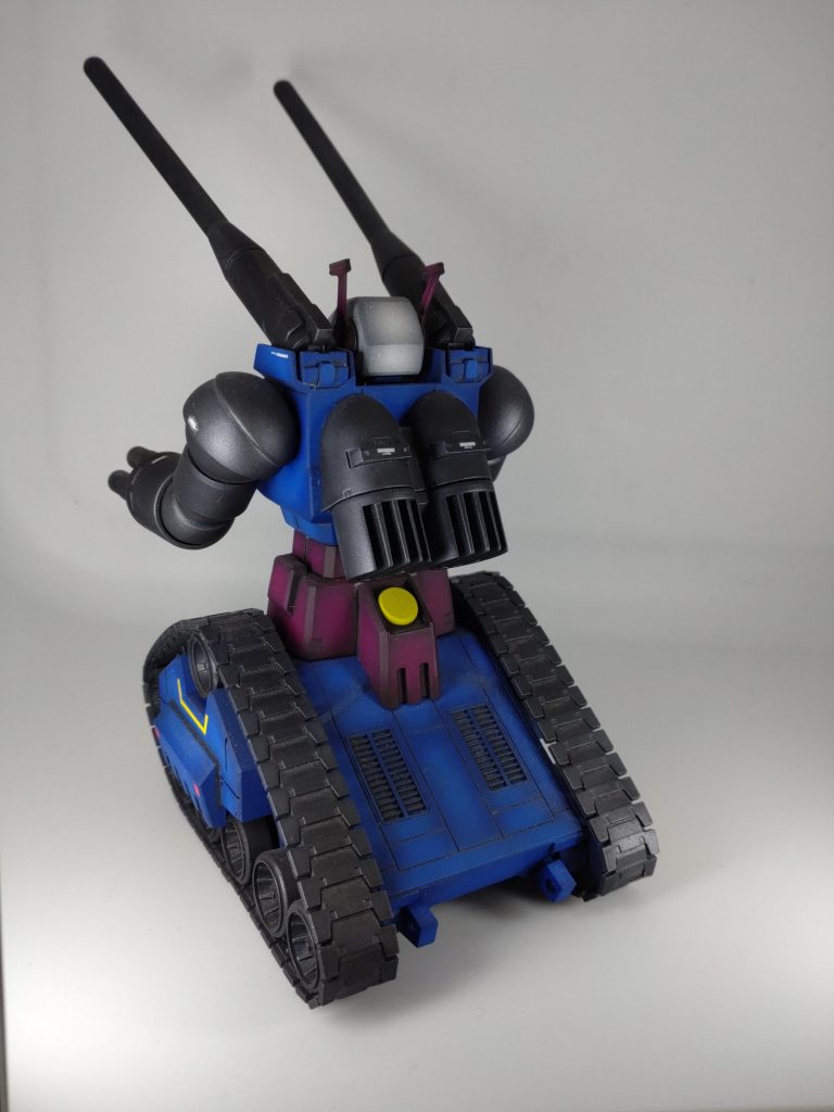 塗装は赤部分は当時ワインレッド的なのにはまっていたのでマルーンという色を使いました。顔のクリアー部分もクリアブルーを吹いて濃くしてます。腕や大砲、脚部はメタルブラックをつや消ししてます。メタルブラックはかなり良くて基本的にどのキットも関節部分とかはメタルブラックにしてます。つや消しにすると適度にグレーっぽくなるので