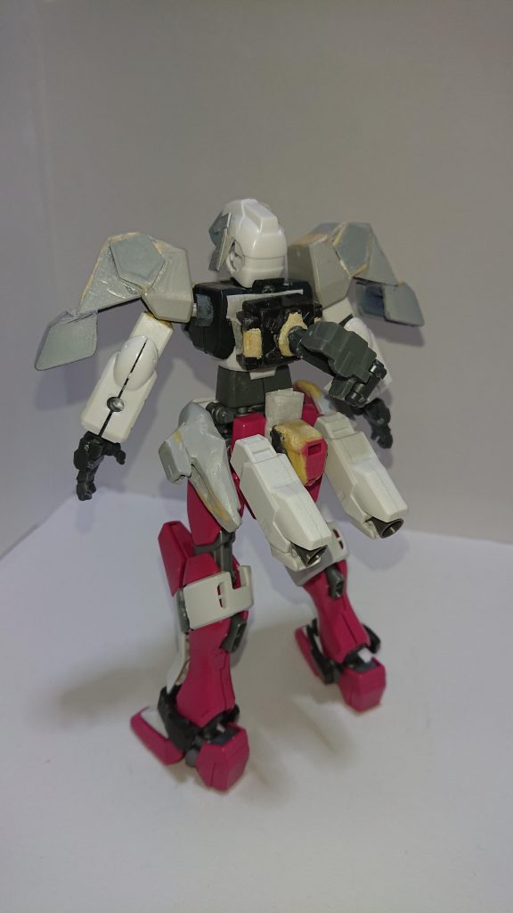 ・マウントラックは、ストライク・ノワールのバックパックを基礎にM.S.G ジョイントパーツセットAを設置しています。