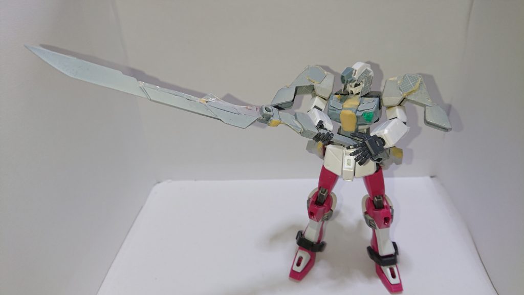 手首もM.S.Gのハンドパーツを使っています。可動域の想定が外れ、剣をしっかりと両手持ちできないのが残念でした(^_^;なんだかんだ贅沢にいろいろなキットを使っていたことに自分でも驚きですΣ(-∀-；)剣をどうマウントさせるかが一番の難題でした;この頃は技術が今より至っていないため所々つくりが甘いですが、一人では成し得なかった力作とさせてくださいwお仲間さんにはほんと感謝です(；´∀｀)