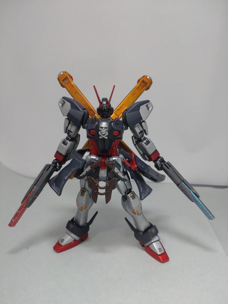 前側シャイニングの胸の部分に、元キットのドクロを加工して取り付けました。以外と、違和感なく気に入ってます。ダークグレーとシルバー２色メインで、塗装してます。フロントスカートには、ベンジャミンＶ２付属のナイフを飾りで付けて見ました。