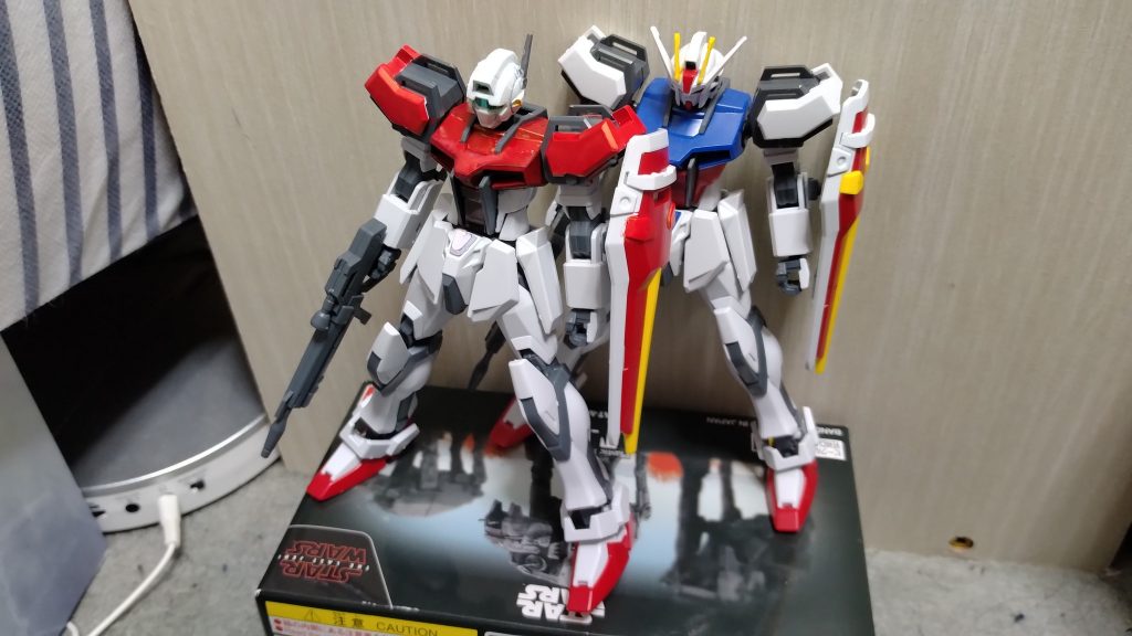 ストライク(HGCE+EG)との比較頭部と配色以外はオリジナルと大差ない。