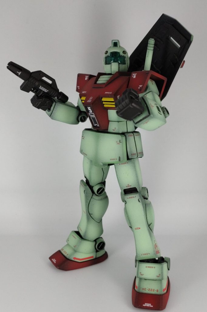 ガンダムもそうだけどやっぱシールドは背中持ちの方がカッコいい