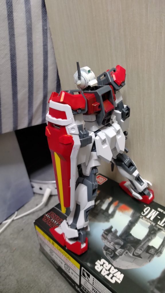 武装はストライクのものと同じだが、シールドの配色が一部異なる。ストライカーパックシステムの恩恵で高い汎用性を誇る。