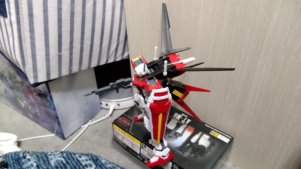 主に、量産仕様のエールストライカーか、大気圏内飛行用のジェットストライカーを装備する。稀に、ランチャーやソードストライカーを使用する機体も…