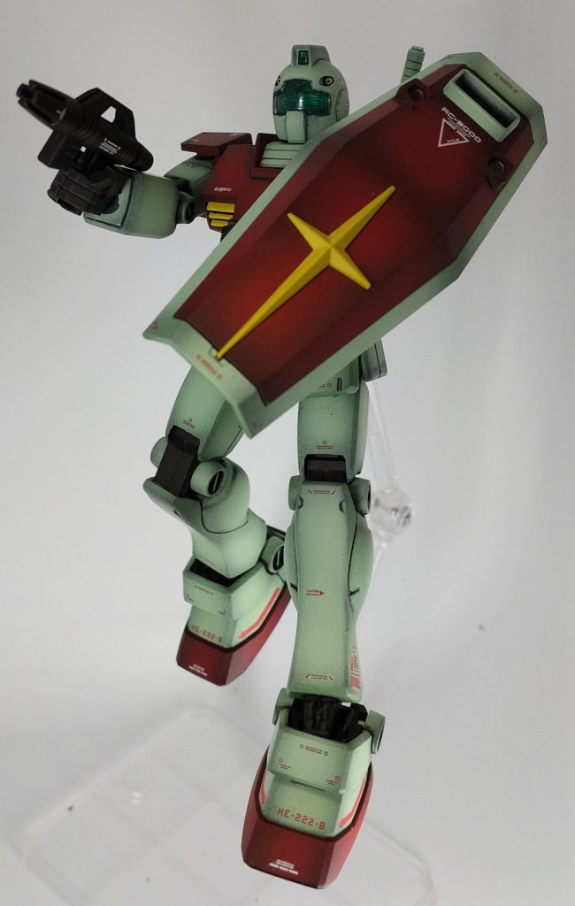 股のスカート部分がガンダムと違って固定なので脚はそこまで上にあげられないし無理に上げようとするとスカートと干渉して塗装が剥がれるのが心配です。