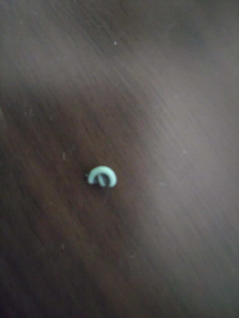 おまけ動かしてたら腕のマルイチ部分が欠けた。エナメル割れ怖いありがとうございました〜！