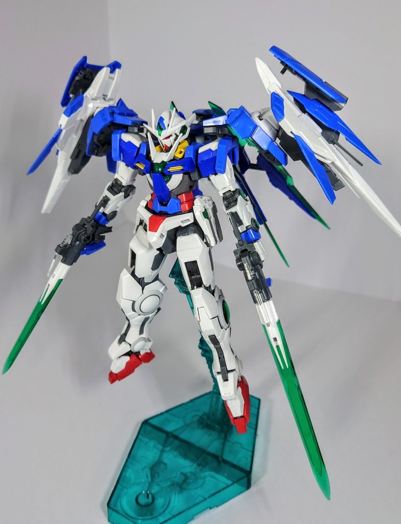 エクシアの系譜ということで、武装もセブンソードを意識。ただ７本だとソードビットでほぼ埋まってしまうため、２対を７セットにしてみました。