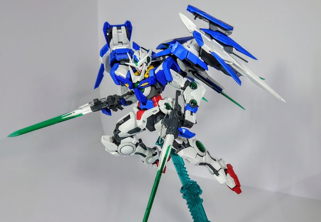 機体名：ダブルオーエクスエクシアのシンプルなデザインと、ダブルオーのロマン溢れるツインドライヴ、オーライザーの兵装拡張、そしてクアンタの色々できちゃうビットたちを詰め込んだ機体です。