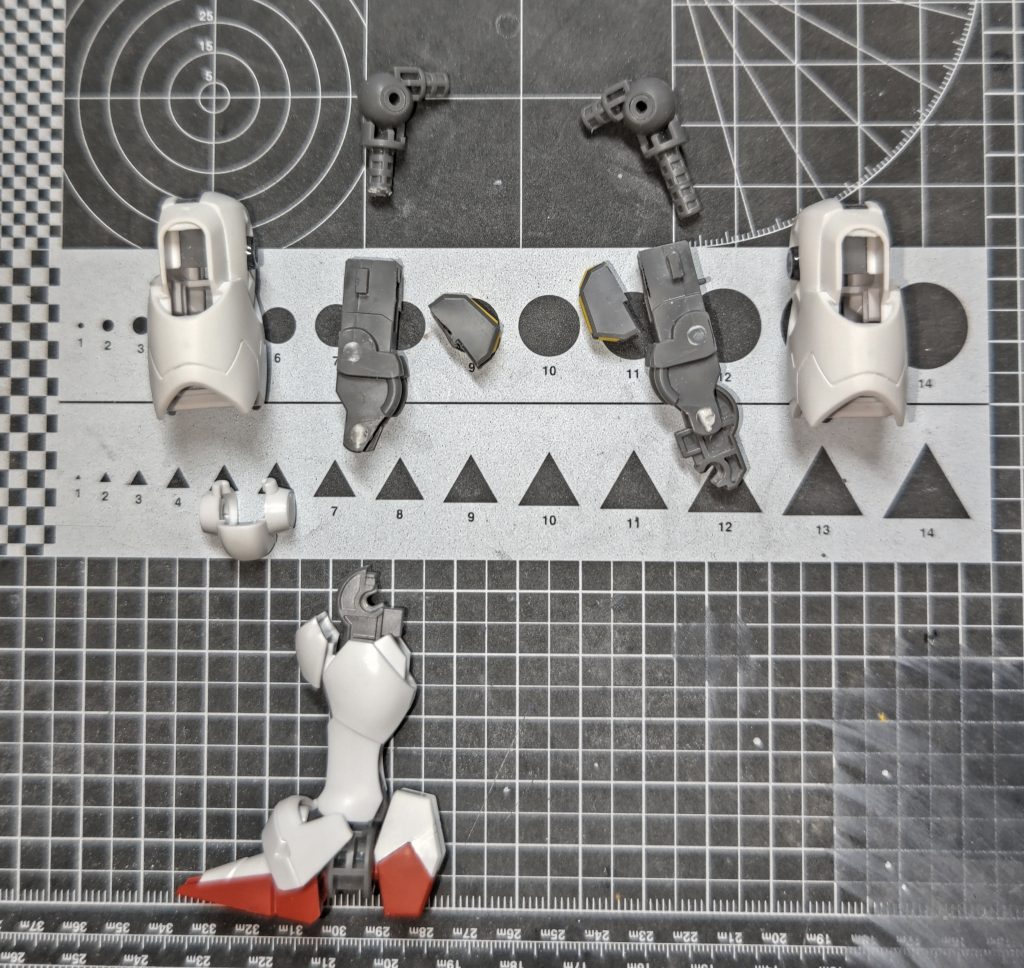 足の後ハメ加工。YouTubeで制作していた方の加工を参考にさせてもらいました。(どなたの動画かは忘れてしまいました)裏腿のインテークパーツは塗装後接着しています。股間軸と太ももを繋ぐ関節軸は太もも側を気持ち短くするとハメやすいかと。