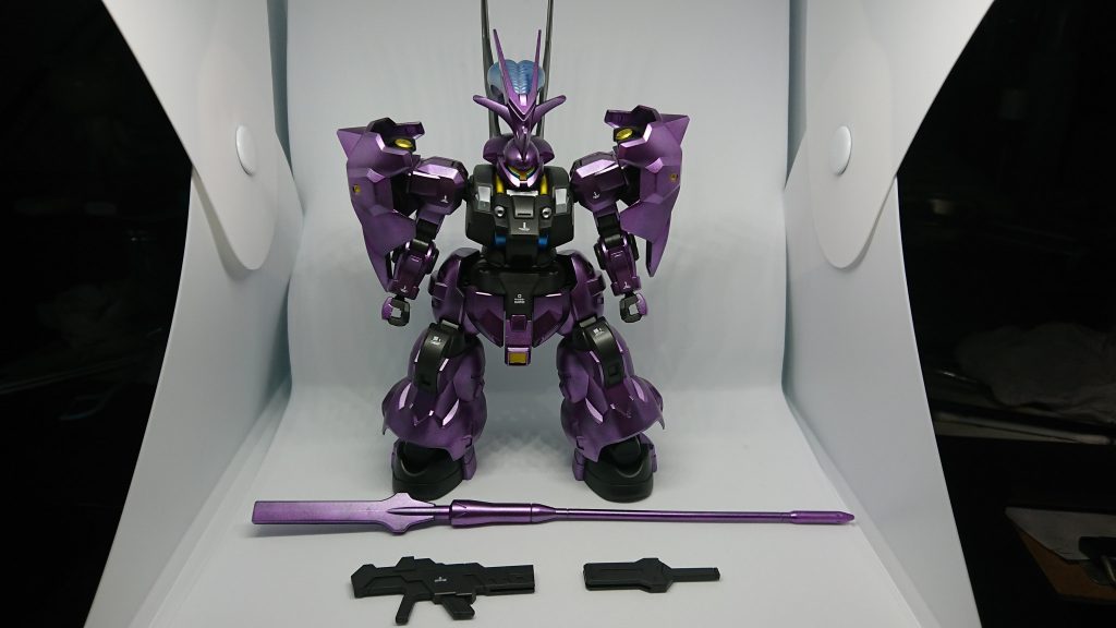 正面。武装は至ってシンプル。ライフルはマガジン脱着式で、ライフル＋マガジンとソードは肩に収納可能。収納上手。