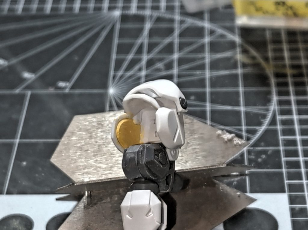 肩アーマーの裏打ちはエポパテで造形。ぶっちゃけグレーで塗るつもりだったことと形状と場所があんまり見えないところのでテキトーです。