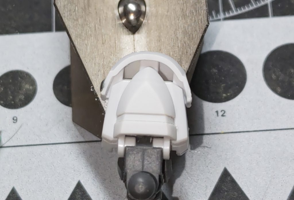 肩アーマーの三角のパーツは先端がわに0.5ミリ延長して少しだけ大きくしました。延長前は小さく見えていたんですが、工作後は案外大きくなったように見えました。