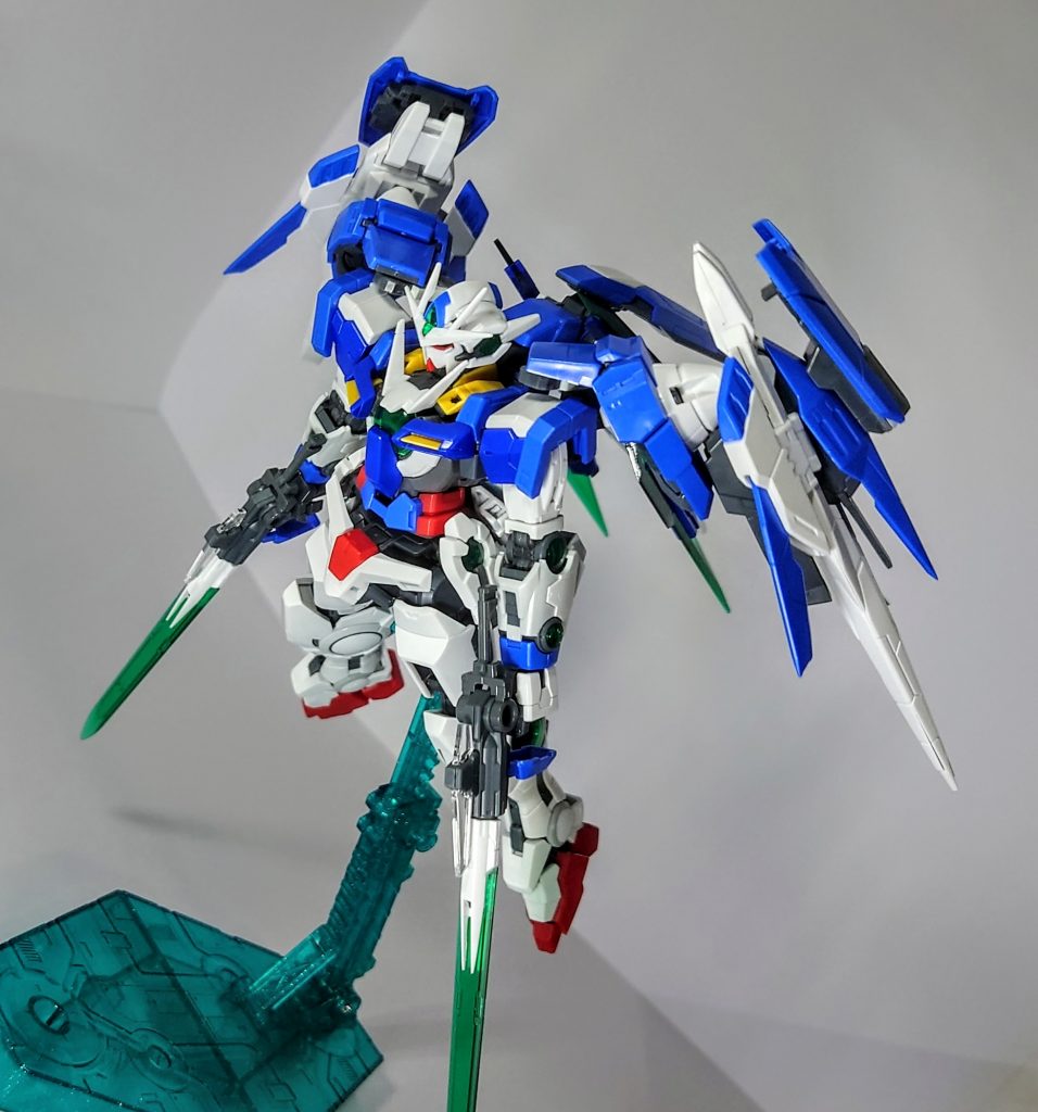 初めての作業だらけで、ミスするたびに普通に作っておけば良かったと何度も後悔しながら、3ヶ月半ほどかけて何とか形になりました。粗さは目立ちますが、ダブルオーの世界観も残しつつ、エクシア系譜の延長線上に、自分なりにうまく落とし込めたかな…？と思っています。オリジナルカラーに塗る予定でしたが、トリコロールカラーも中々気に入ってしまったので、しばらくはこの状態で飾って楽しみます。