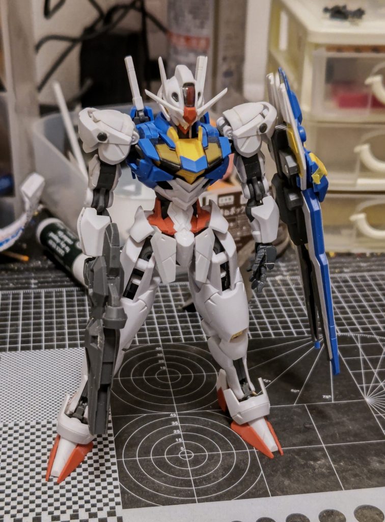 作業終わった状態。今回表面処理は加工したパーツとゲート跡周辺のみで、加工したパーツは240から400、600まで。ゲート跡周辺は400から600までしかヤスリがけはしていません。個人的には労力と結果を見るとこれくらいでちょうどいい気がしました。このあとは洗浄→塗装となります。