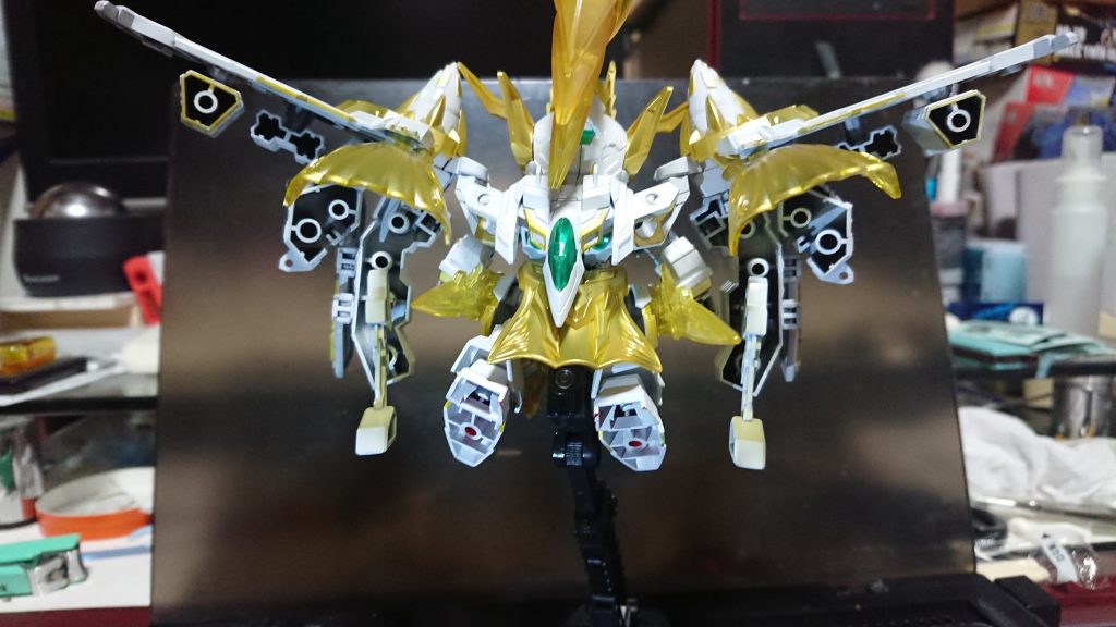 ただ真後ろから見るといつも通り肉抜きを埋めてないのでスカスカという、仕方ないけどちょっともったいない仕様だったり。一応武装に足が付いているのでまっすぐにすれば独立しますが素立ちしかできないのでポーズ取りはアクションベースが必須。今回のはだいぶ前に出た趙雲ダブルオーガンダムにコマンドパッケージと呼ばれる武装を追加したDX版でしたが、元のキットを持ってなければお得なキットです。見かけたら是非お求めください👍余談片付け中、クリアパーツの武器の柄が折れましたw